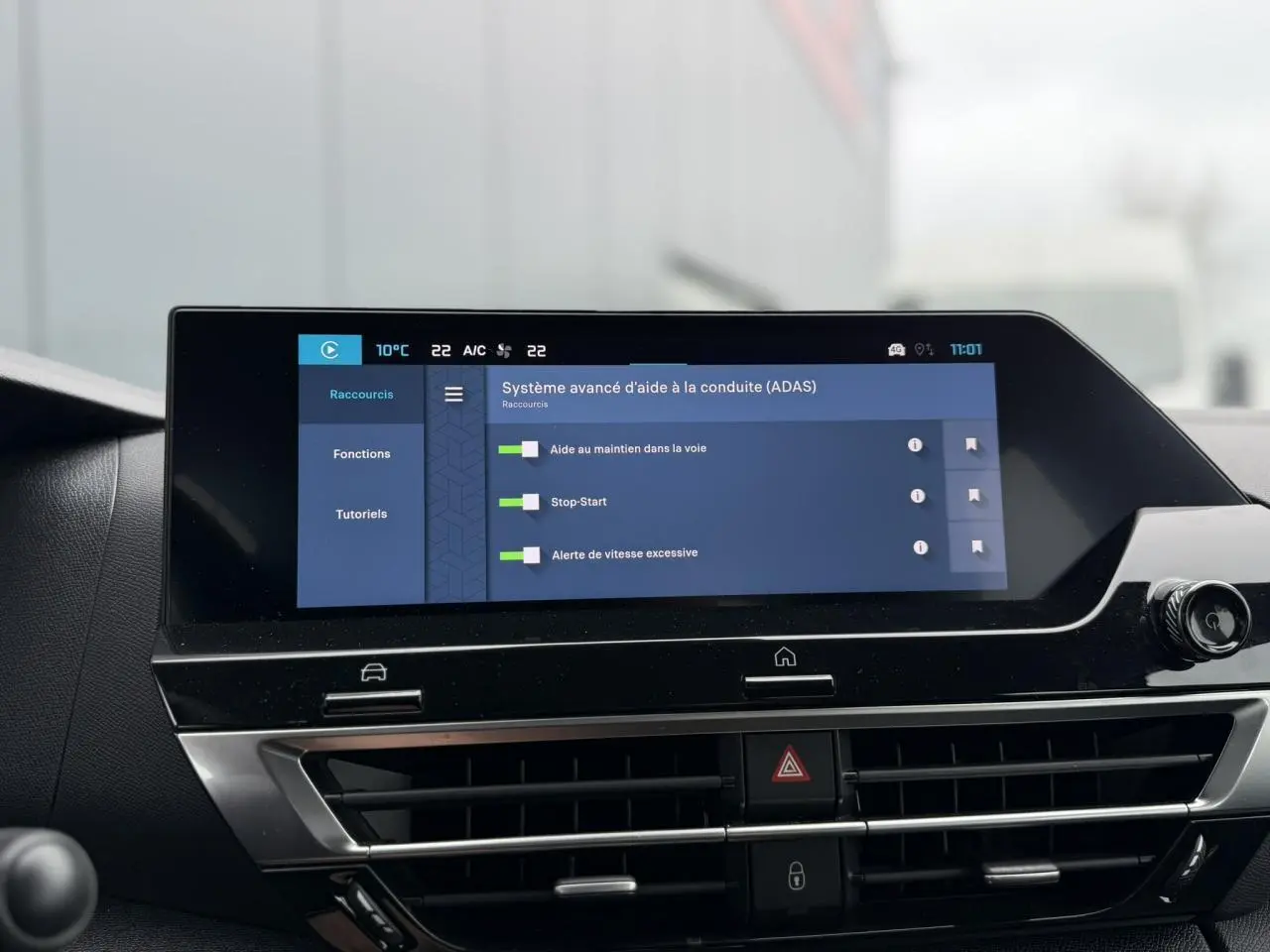 Écran tactile central 10 pouces de la Citroën C4 2024 affichant les aides à la conduite, vue intérieure frontale.