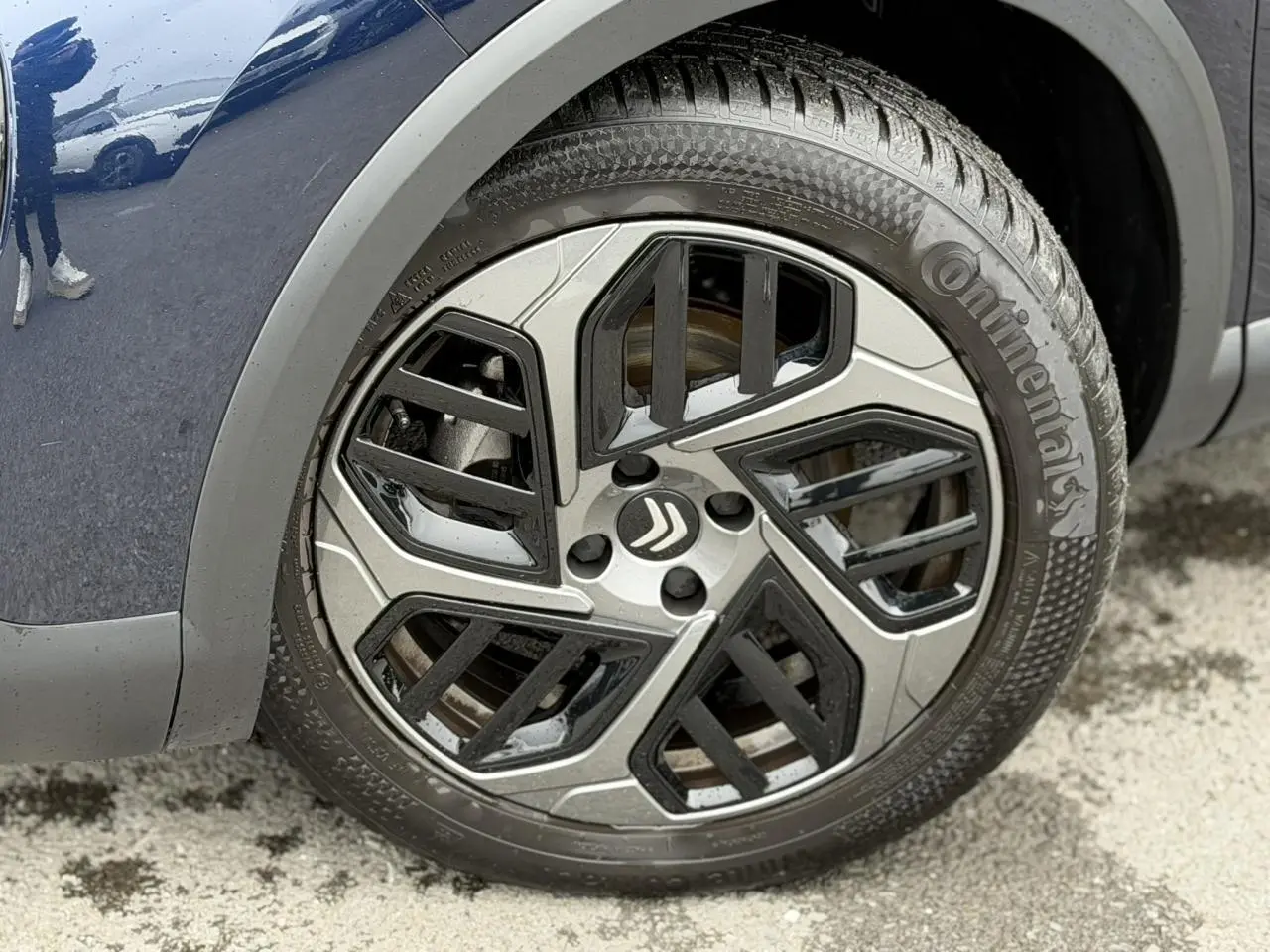 Gros plan sur la roue avant droite de la Citroën C4 2024 Bleu Eclipse avec jante alliage 18 pouces Aeroblade.