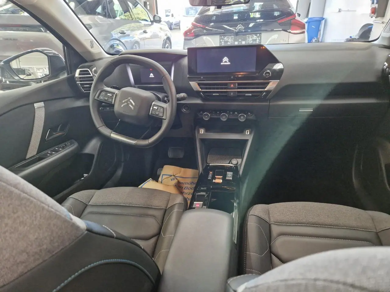 Gros plan sur le phare avant droit et la jante alliage 18" d'une Citroën C4 Bleu Eclipse 2024 avec détails LED distinctifs.