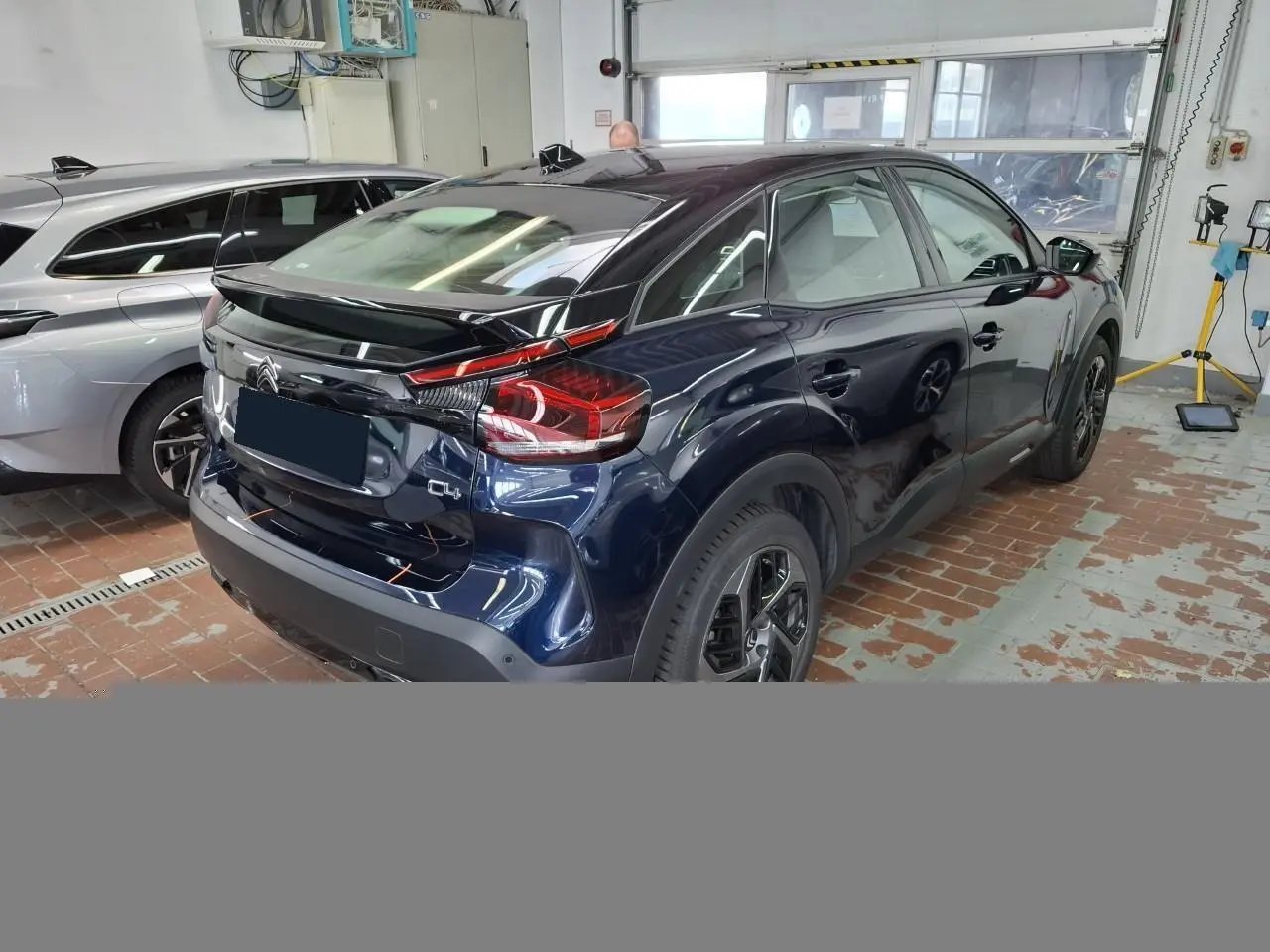 Vue intérieure côté conducteur de la Citroën C4 2024 avec tableau de bord noir et écran tactile GPS 10 pouces.