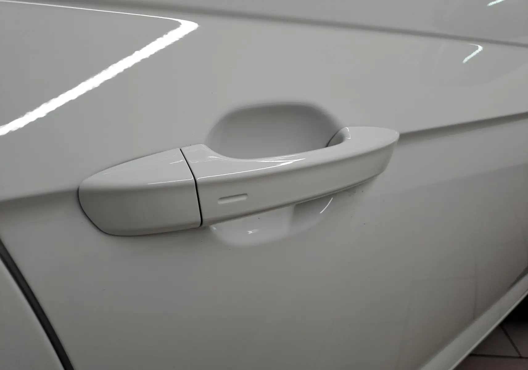 Poignée de porte côté gauche blanche du Volkswagen Taigo 1.5 TSI 150 DSG7 R-Line Edition toit ouvrant.