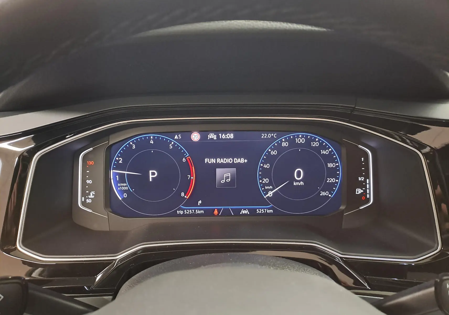Vue rapprochée du combiné d'instruments digital du Volkswagen Taigo 2025 affichant la vitesse, le régime moteur et la radio DAB+.