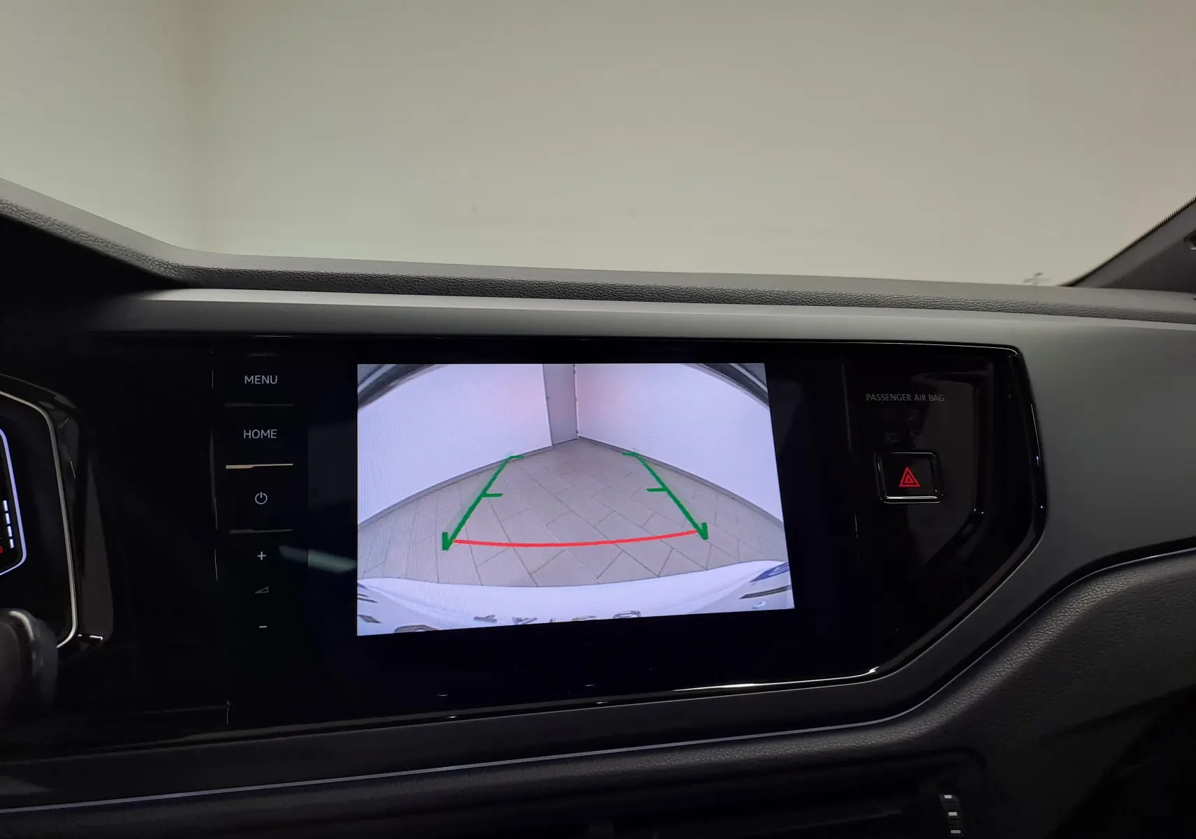 Écran tactile central affichant la caméra de recul du Volkswagen Taigo 2025, intérieur noir.