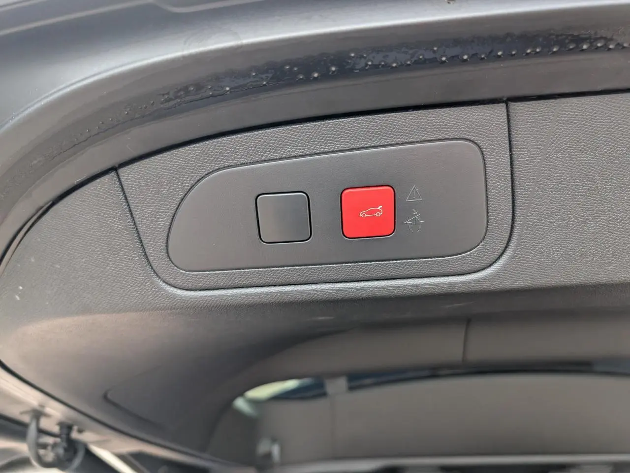 Gros plan sur les boutons de commande du hayon motorisé à l'intérieur du coffre d'un DS7 Bleu Saphir 2024.