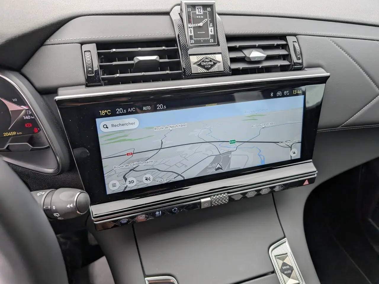 Vue rapprochée de la console centrale du DS7 2024, écran tactile avec navigation 3D et horloge analogique élégante.