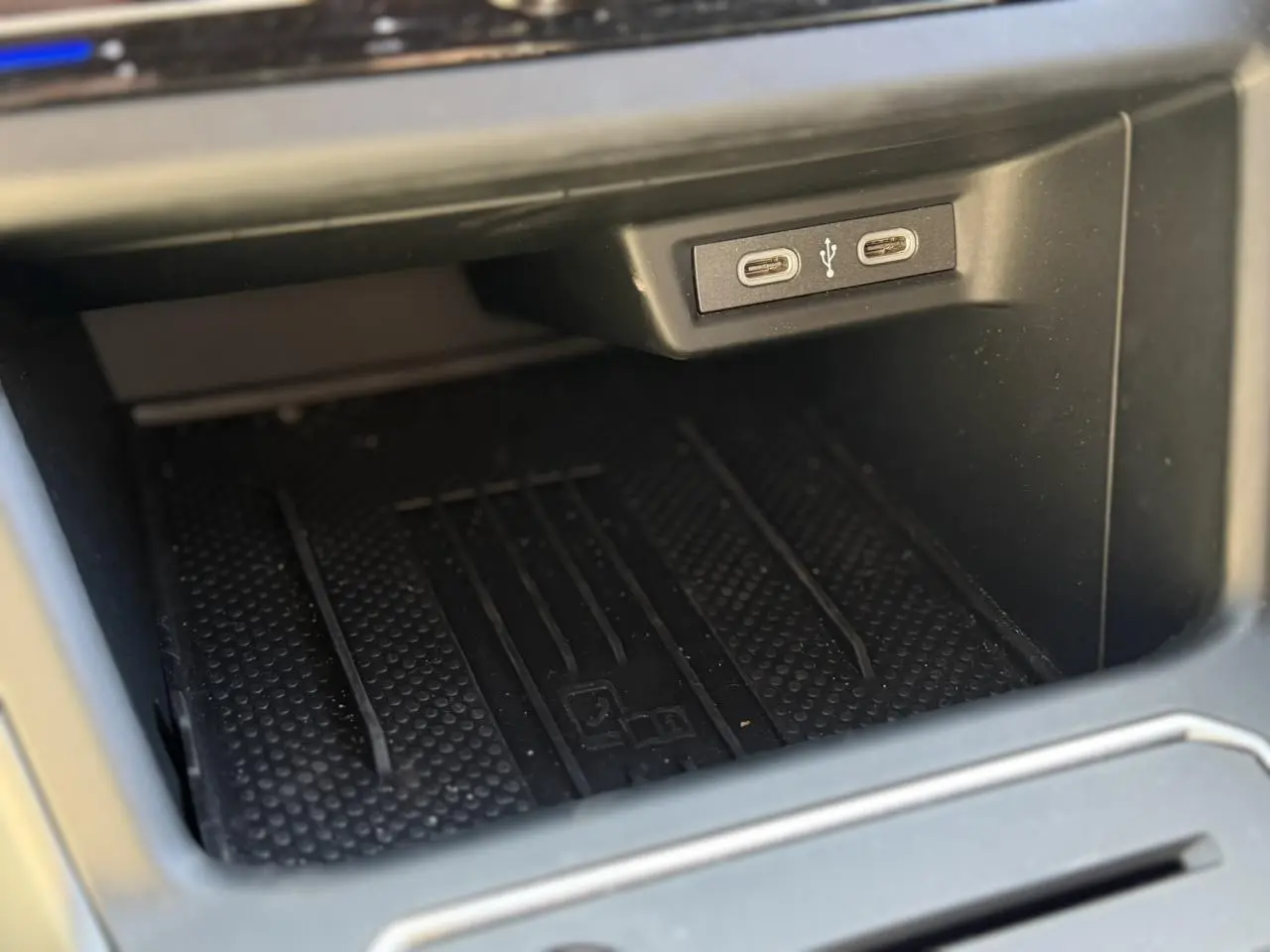 Gros plan sur la double prise USB-C avant dans le compartiment de rangement du Volkswagen Taigo TSI 116 DSG R-Line argent reflex.