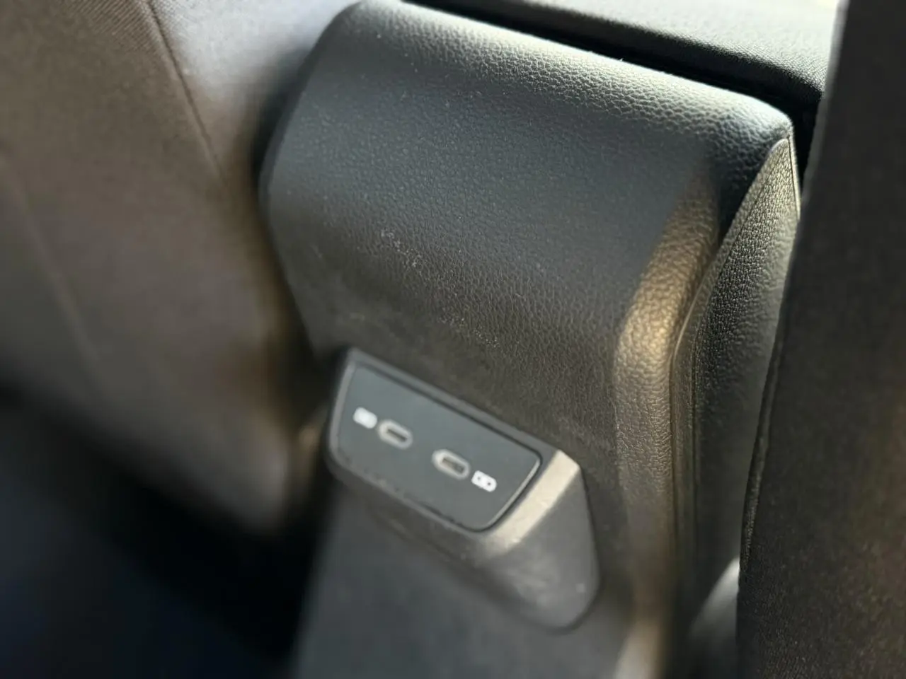 Gros plan sur les deux ports USB-C de recharge situés à l'arrière du Volkswagen Taigo TSI 116 DSG R-Line 2025.