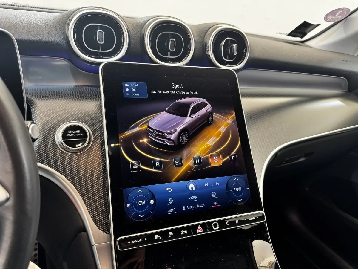 Vue intérieure du tableau de bord du Mercedes GLC 300 E 2023, écran tactile central affichant mode Sport.