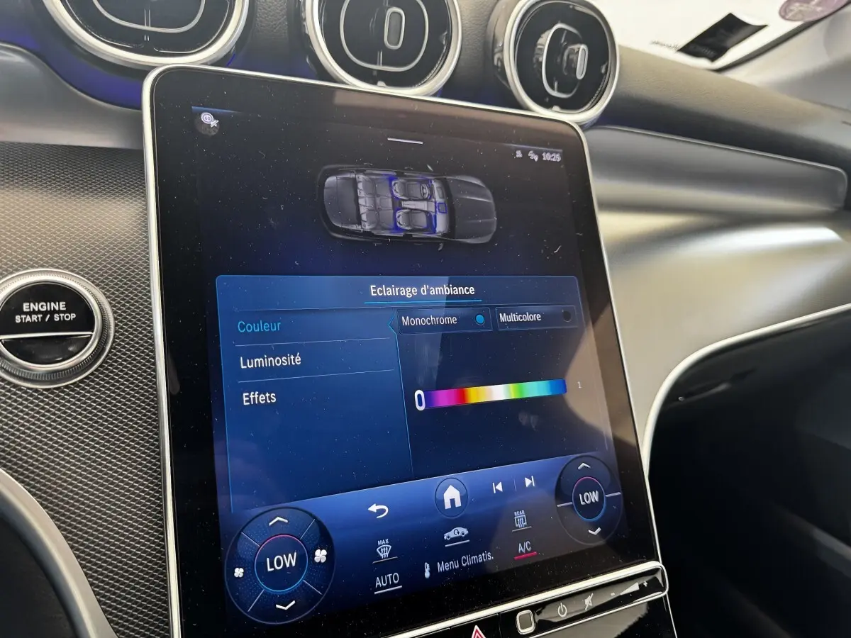 Écran tactile central du Mercedes GLC 300 E Business Line 2023 montrant le réglage de l’éclairage d’ambiance intérieur.