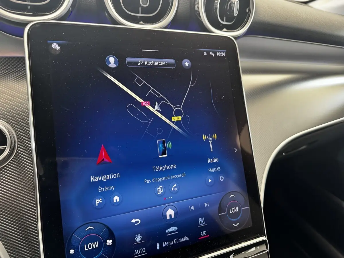 Écran tactile central du tableau de bord du Mercedes GLC 300 E Business Line 2023, affichant la navigation et la climatisation.