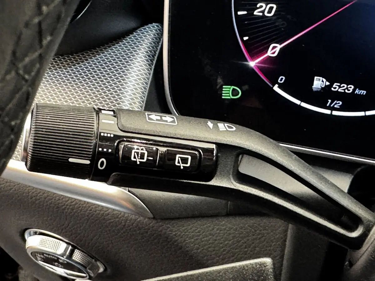 Gros plan sur la manette de clignotant et essuie-glace du tableau de bord du Mercedes GLC 300 E Business Line 2023.