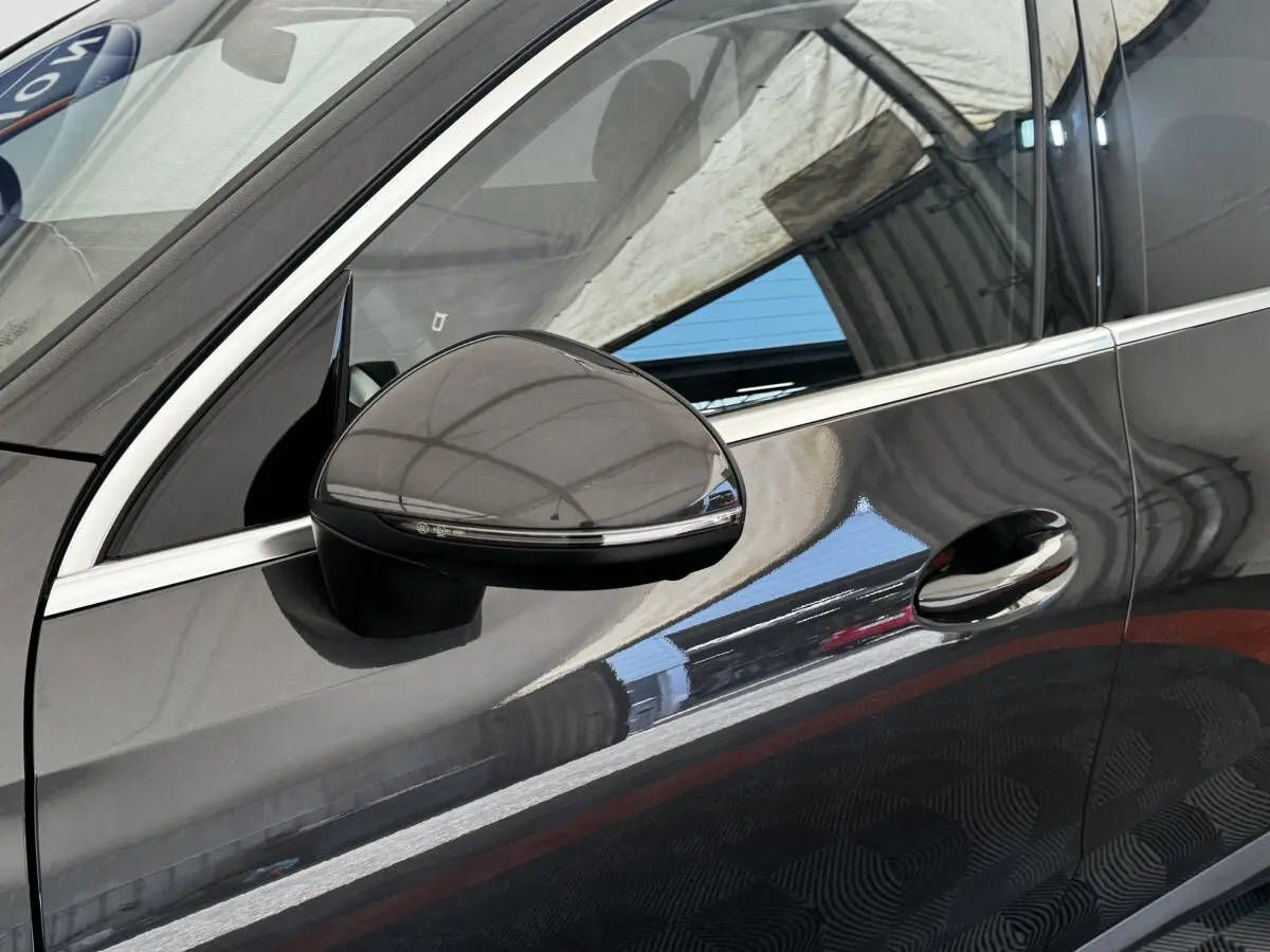 Détail du rétroviseur et de la porte côté gauche d’une Mercedes GLC 300 E Business Line gris foncé 2023.