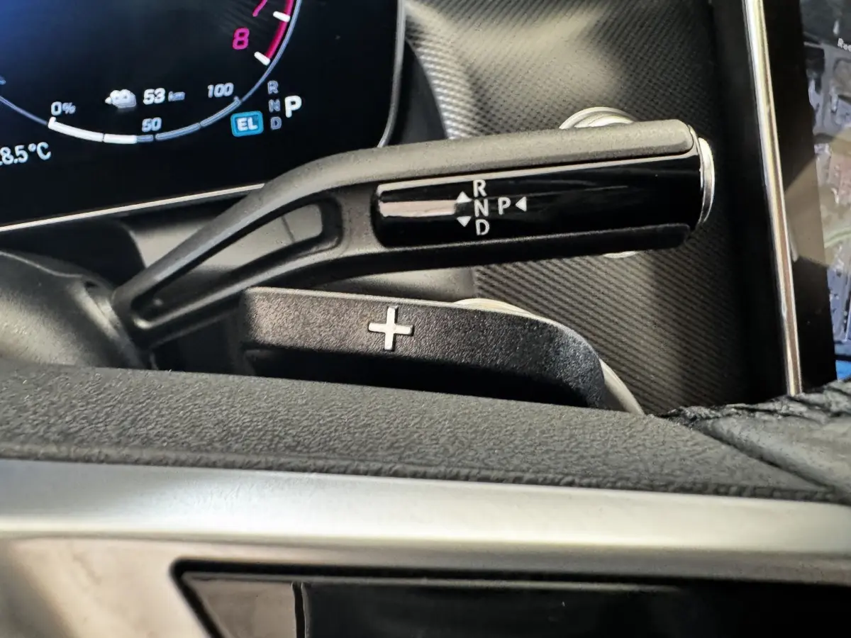 Gros plan sur la commande de boîte automatique et palette de changement de vitesse dans un Mercedes GLC 300 E Business Line 2023.