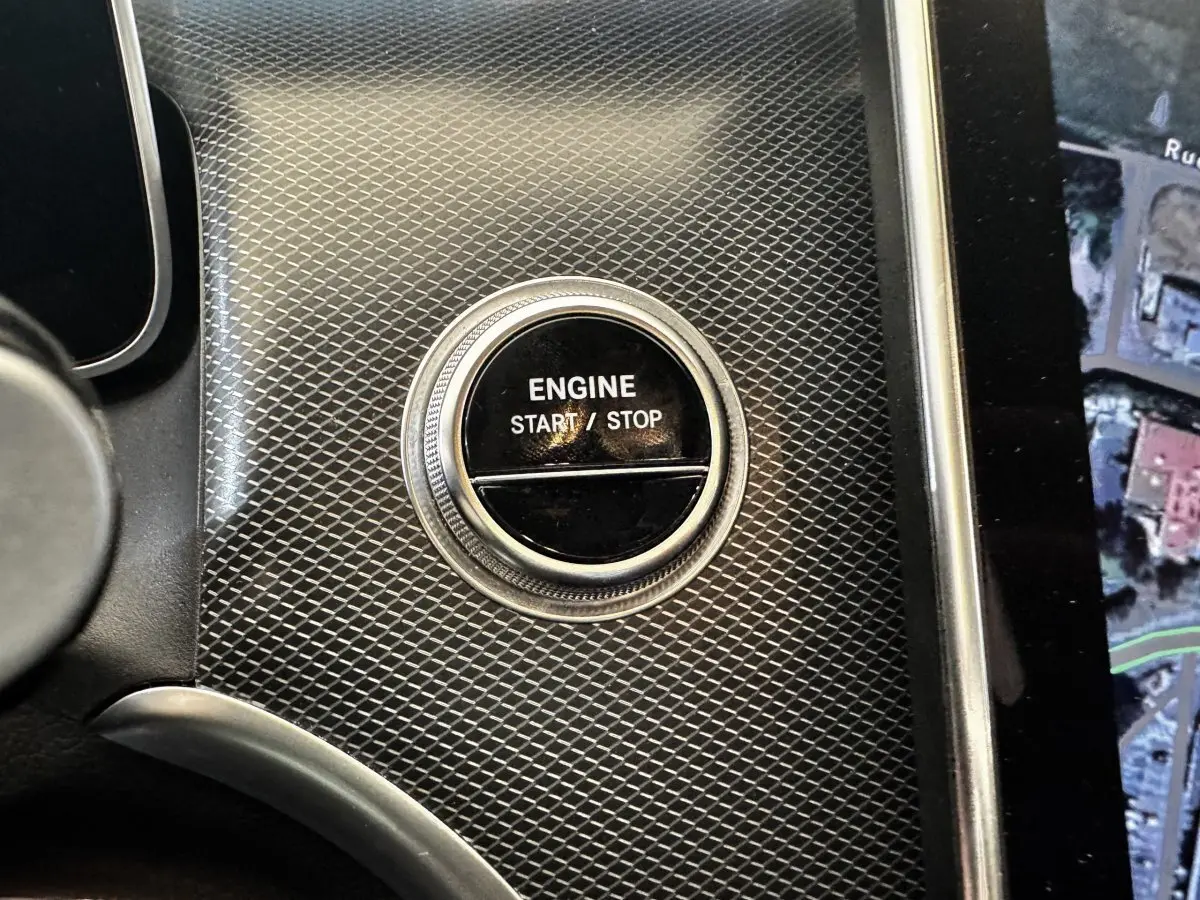 Gros plan sur le bouton démarrage/arrêt moteur dans l’habitacle du Mercedes GLC 300 E Business Line 2023.