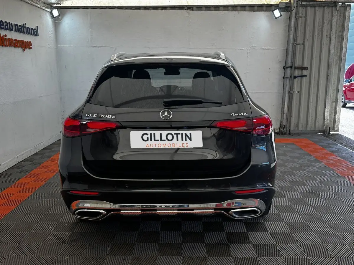 Vue arrière d’un Mercedes GLC 300 e 4MATIC gris foncé, avec feux LED et double sortie d’échappement chromée.