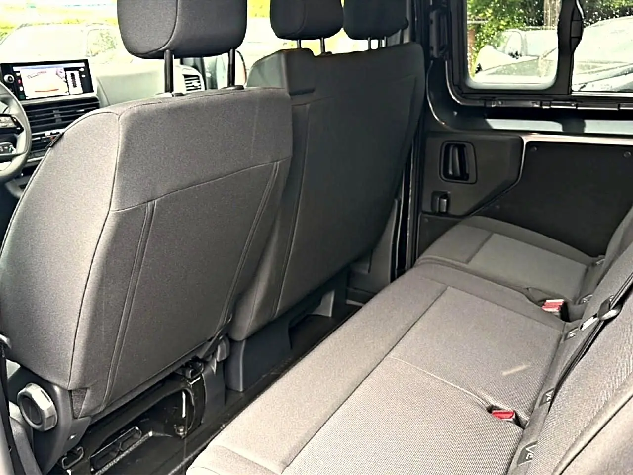 Vue intérieure côté droit du Fiat Scudo Combi gris titane, mettant en valeur la banquette arrière 3 places et les vitres latérales.