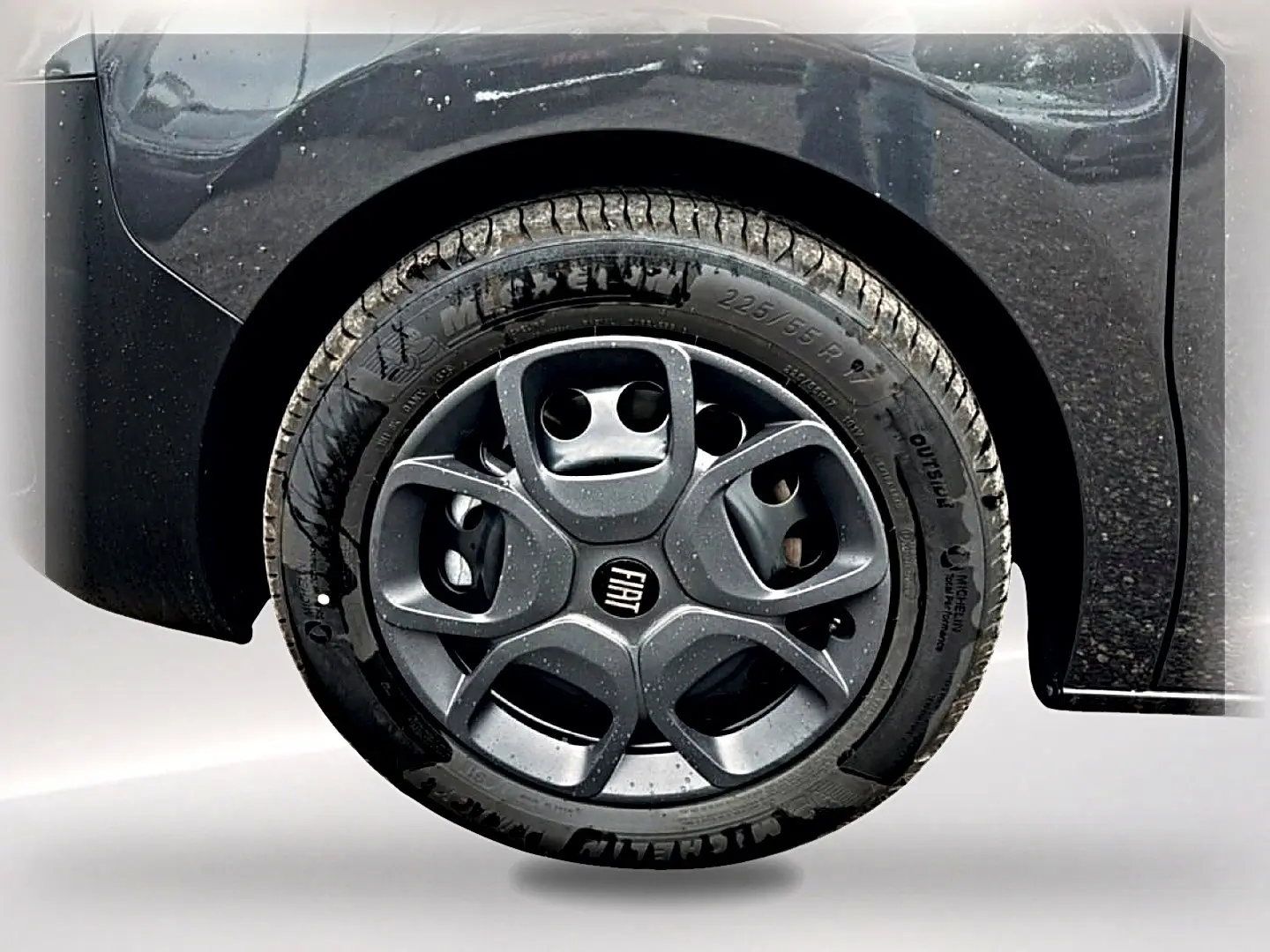 Gros plan sur la roue avant gauche gris titane du FIAT Scudo Combi avec jante en alliage et logo central Fiat.