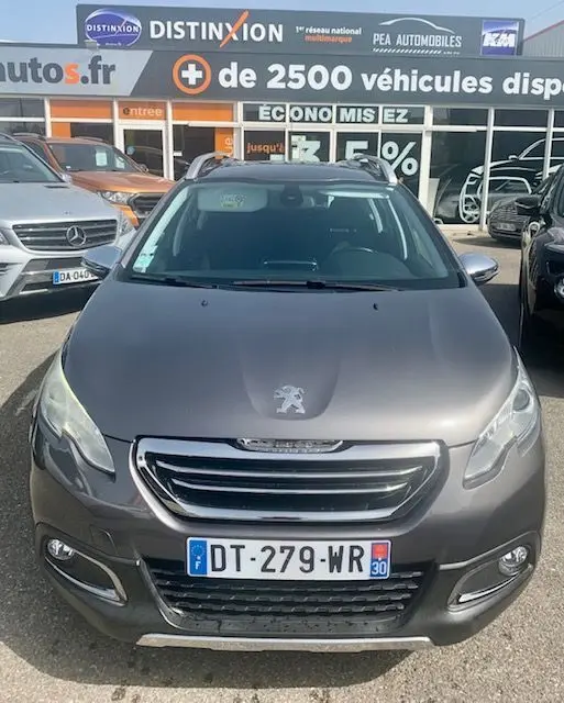 Vue avant d'un Peugeot 2008 gris métallisé 2015, version Crossway, avec calandre chromée et plaques françaises visibles.