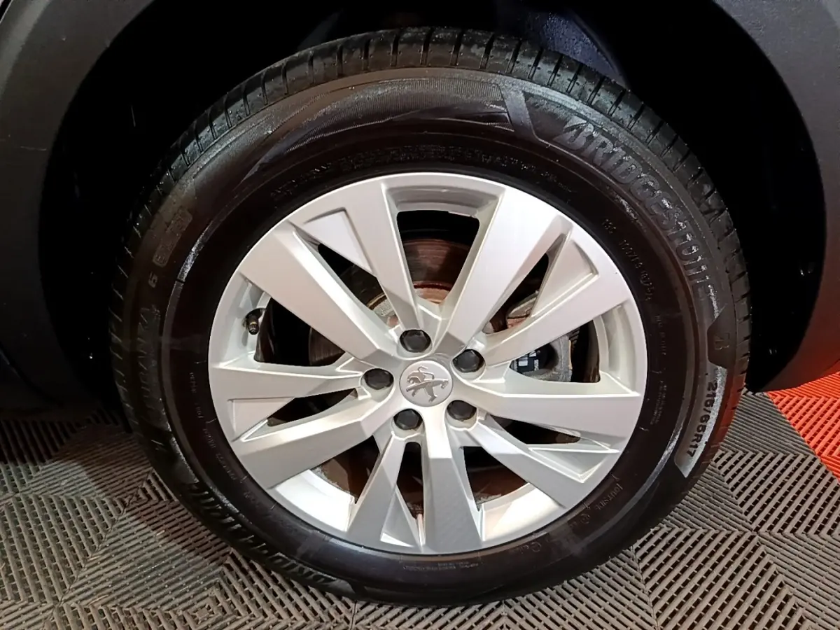 Gros plan sur la jante argentée de Peugeot 5008 2020 avec logo lion au centre et pneu Bridgestone noir.