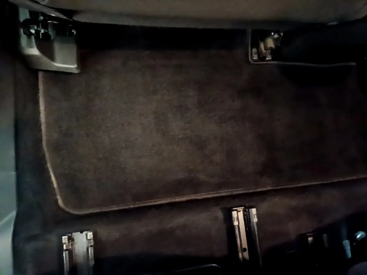 Gros plan sur le plancher arrière gris foncé du Peugeot 5008 2020, montrant les fixations des sièges amovibles.