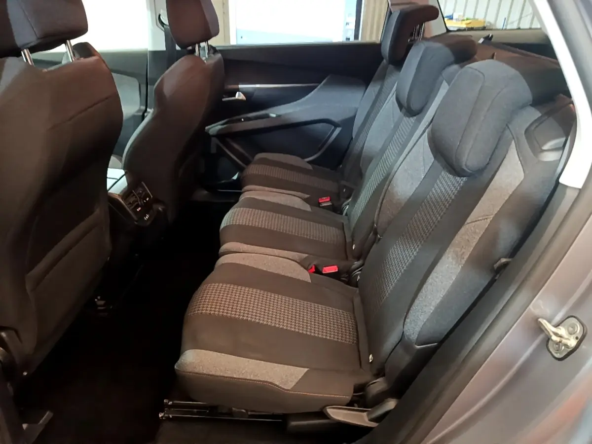 Vue latérale intérieure côté droit montrant les sièges arrière gris foncé du Peugeot 5008 2020.