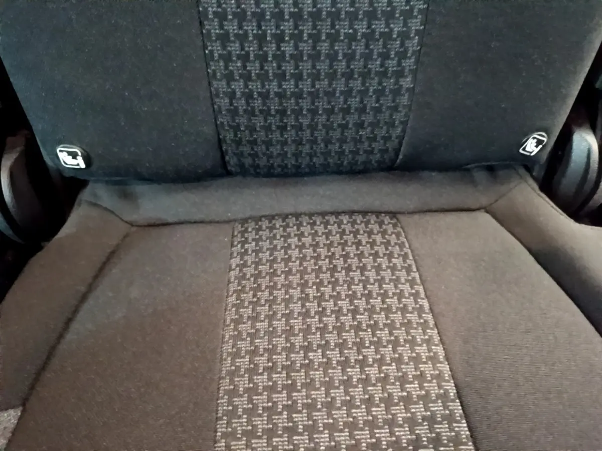 Gros plan sur le siège arrière en tissu noir et gris du Peugeot 5008 2020, montrant les fixations Isofix.
