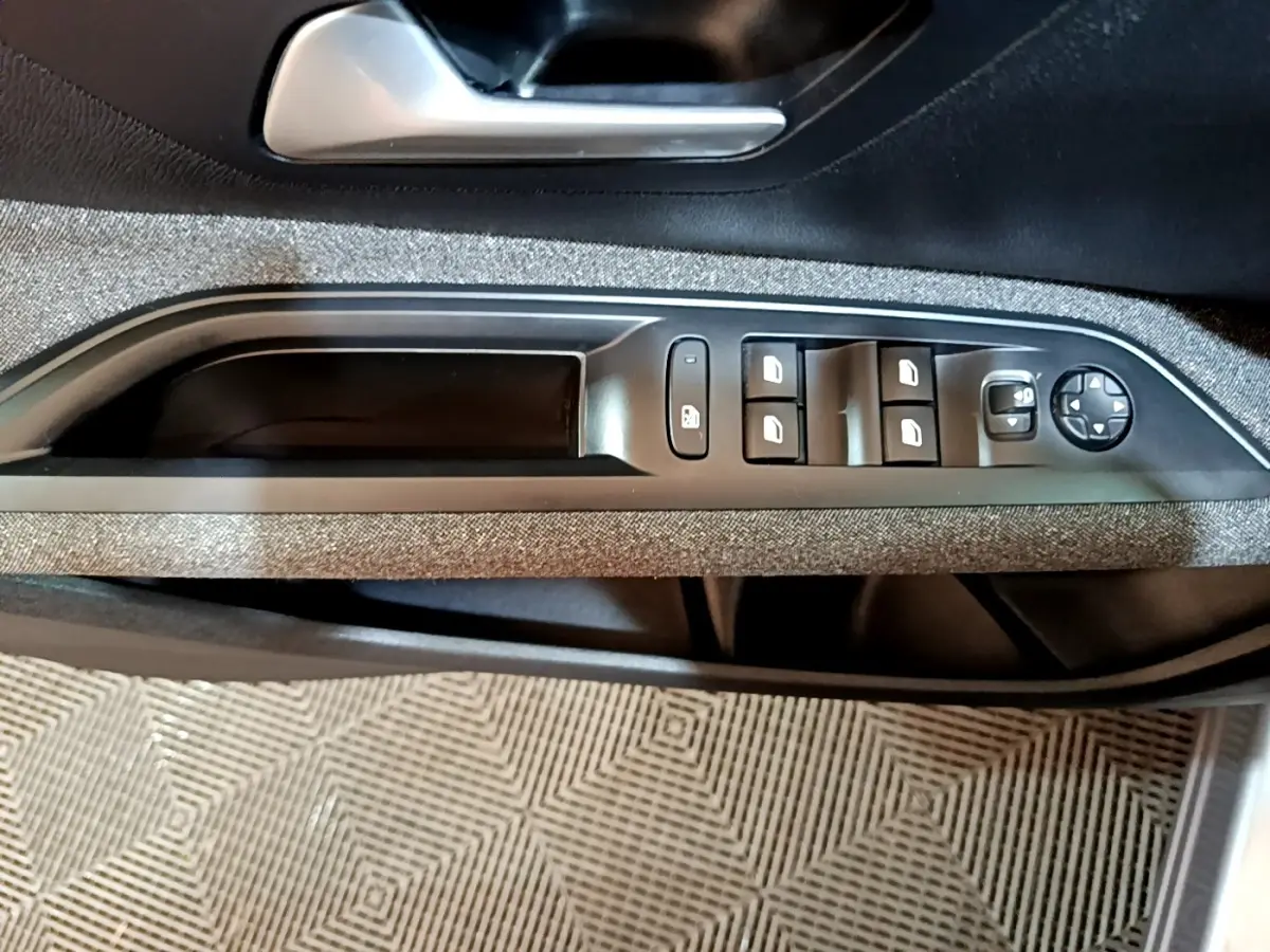 Gros plan sur la commande des vitres et rétroviseurs côté conducteur, garniture tissu gris foncé Peugeot 5008 2020.