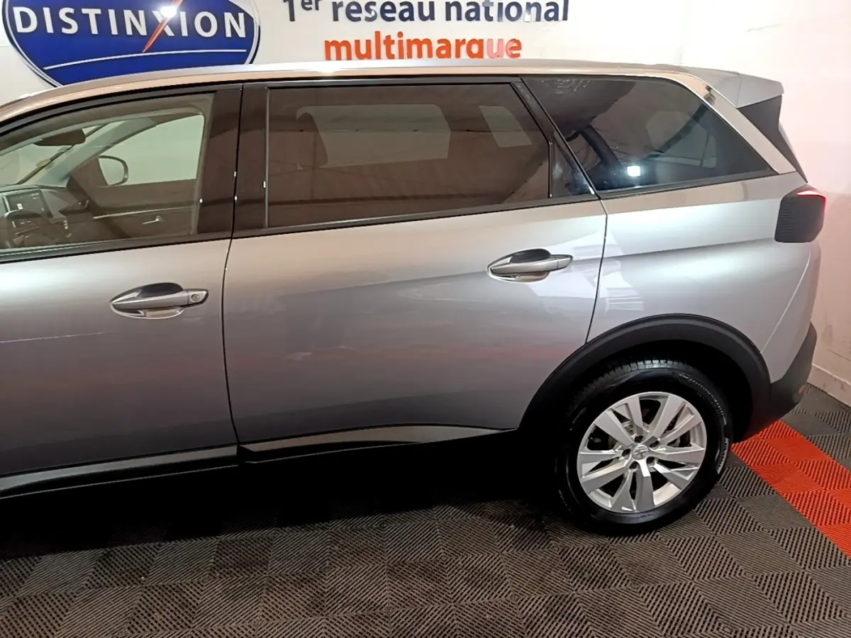Vue latérale droite du Peugeot 5008 gris foncé 2020, mettant en valeur les vitres teintées et les jantes alliage.
