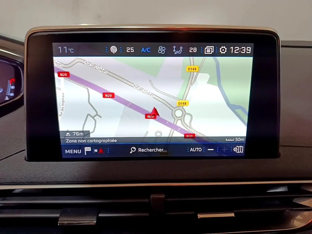 Écran tactile central du tableau de bord du Peugeot 5008 2020 affichant la navigation GPS en mode carte.