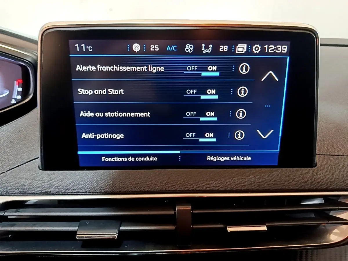 Écran tactile central du tableau de bord du Peugeot 5008 2020 affichant les réglages d’aides à la conduite.