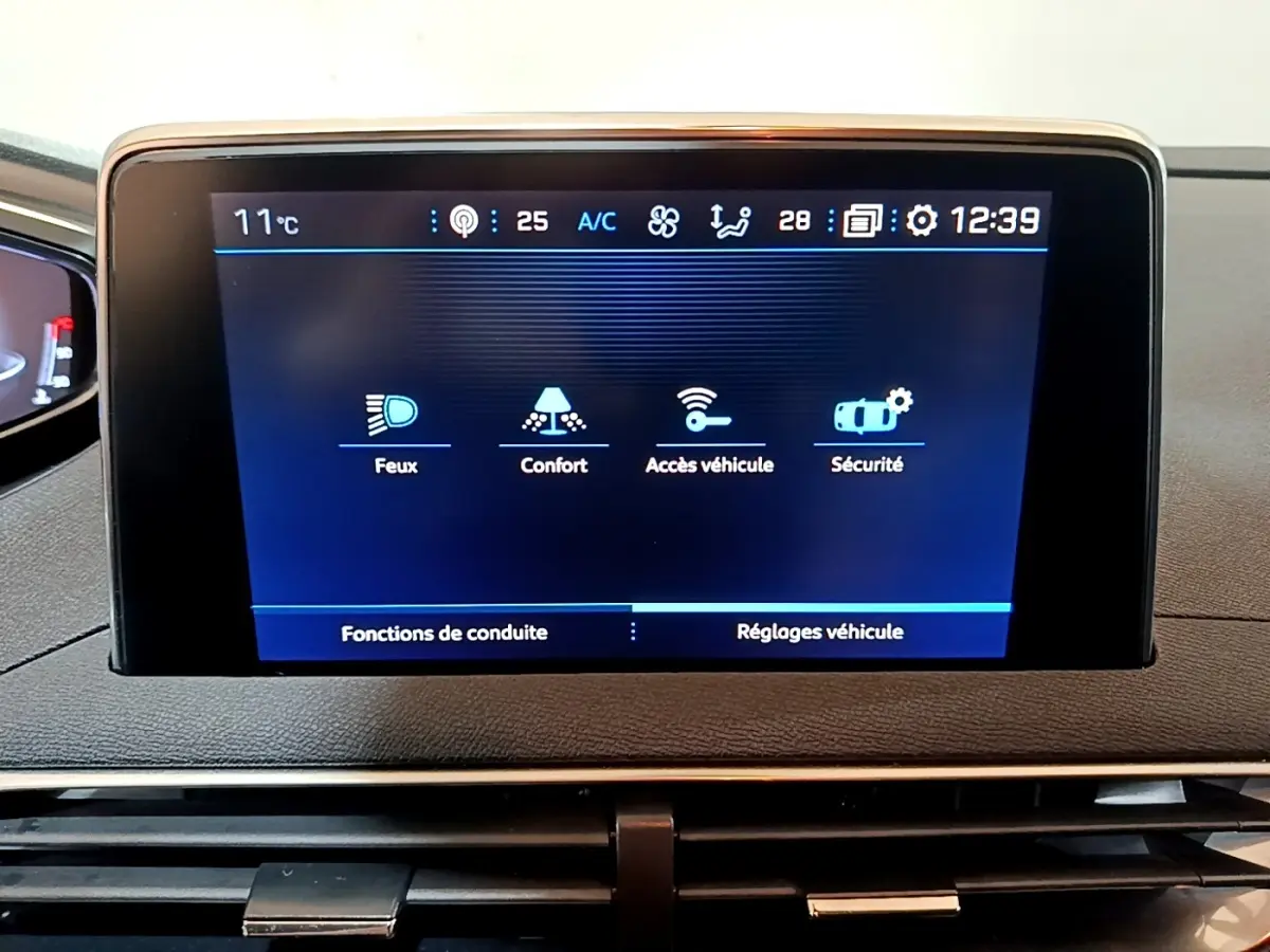 Écran tactile central du Peugeot 5008 2020 affichant les réglages de feux, confort, accès véhicule et sécurité.