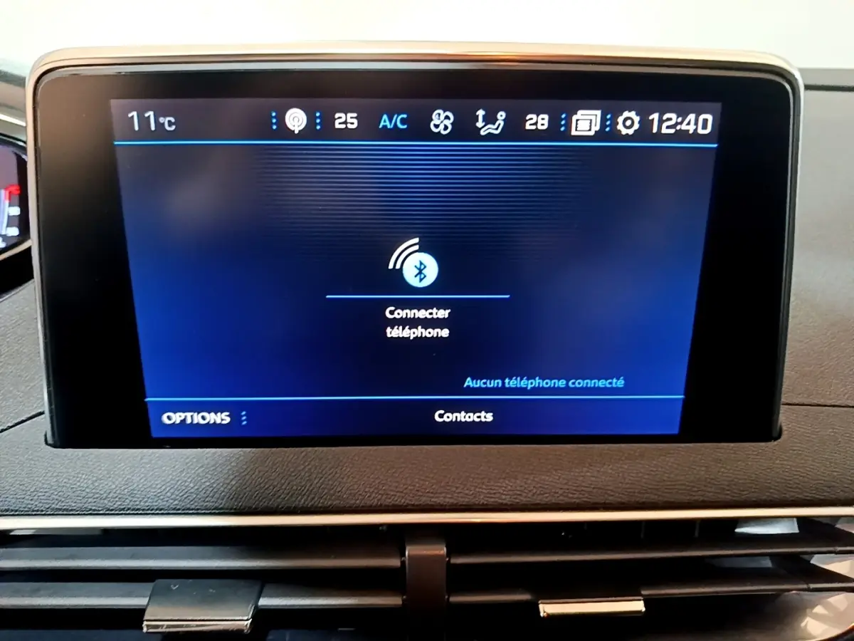 Écran tactile central du tableau de bord du Peugeot 5008 gris foncé, affichant la connexion Bluetooth téléphone.