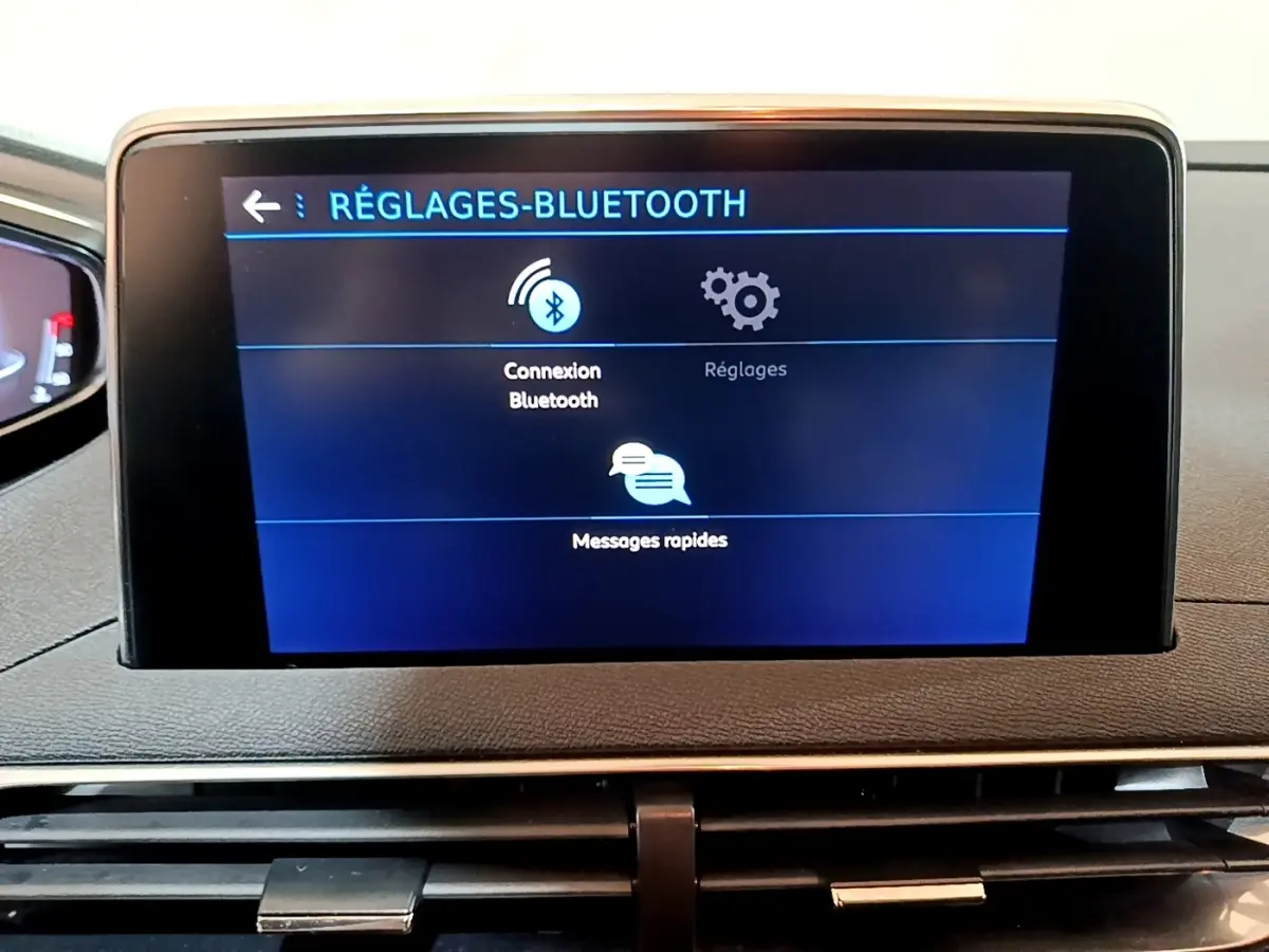 Écran tactile central du tableau de bord du Peugeot 5008 gris foncé affichant les réglages Bluetooth.