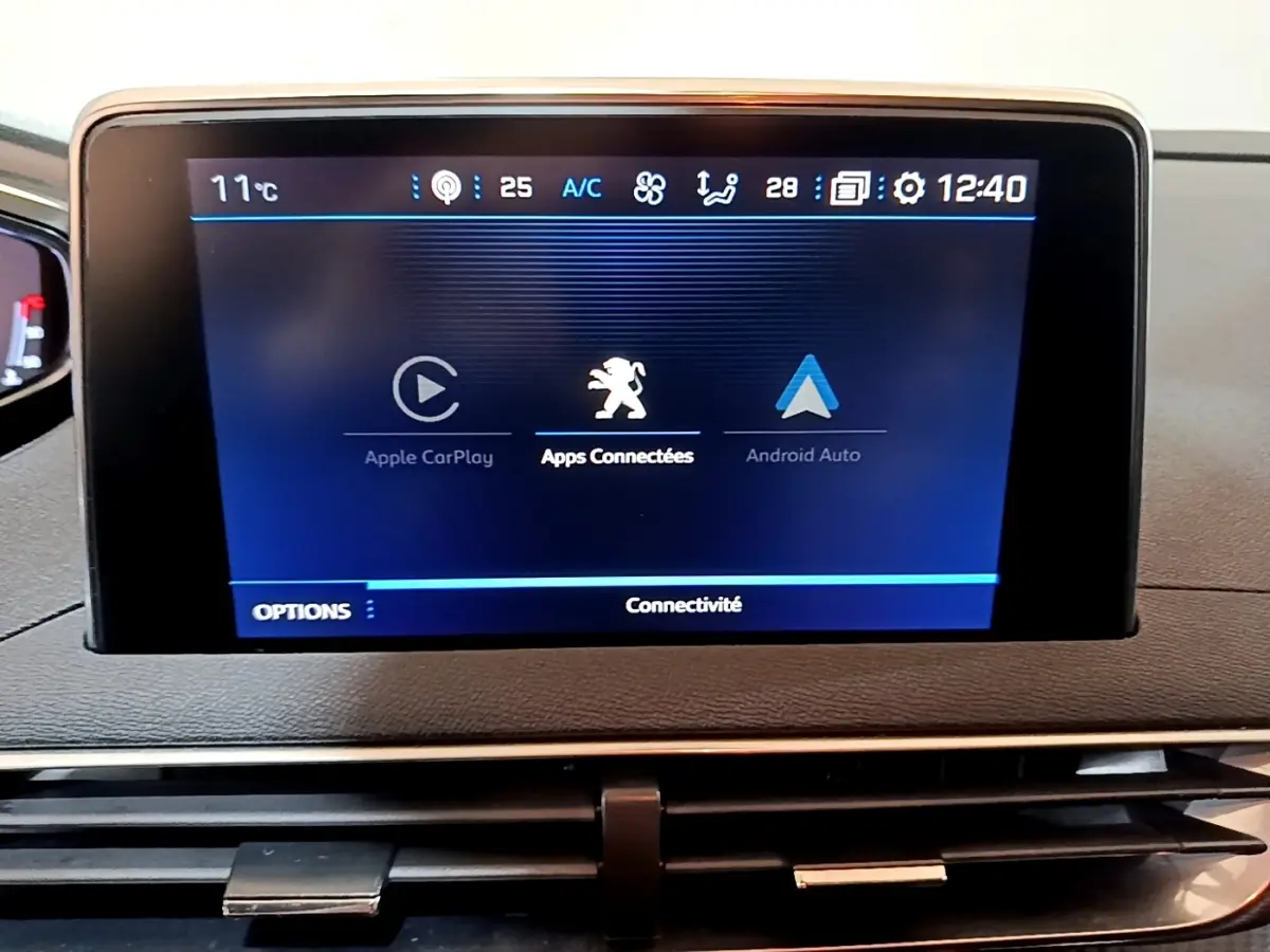 Écran tactile central du tableau de bord du Peugeot 5008 affichant Apple CarPlay, Android Auto et apps connectées.