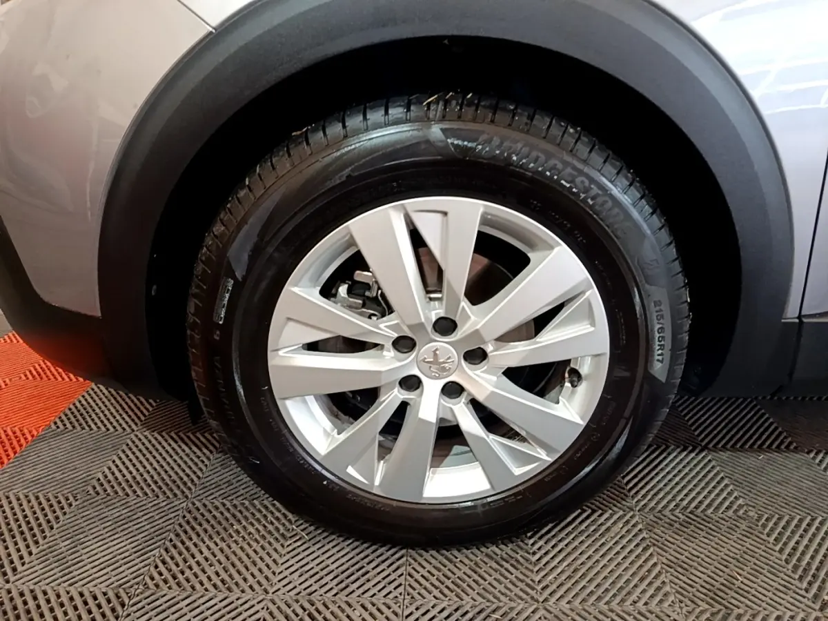 Gros plan sur la roue avant droite gris foncé du Peugeot 5008 avec jante alliage et pneu Bridgestone.