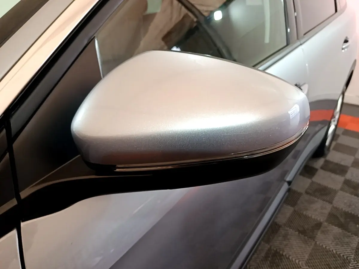 Gros plan sur le rétroviseur droit gris clair du Peugeot 5008 gris foncé, vue latérale en intérieur.