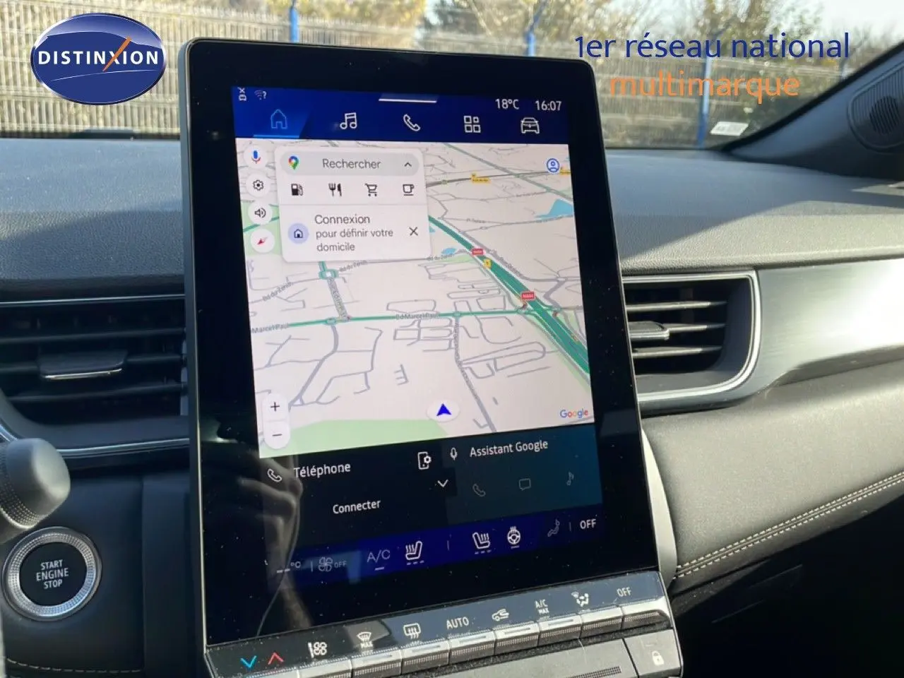 Vue rapprochée de l’écran tactile central du Renault Symbioz 2025 avec navigation Google Maps affichée.