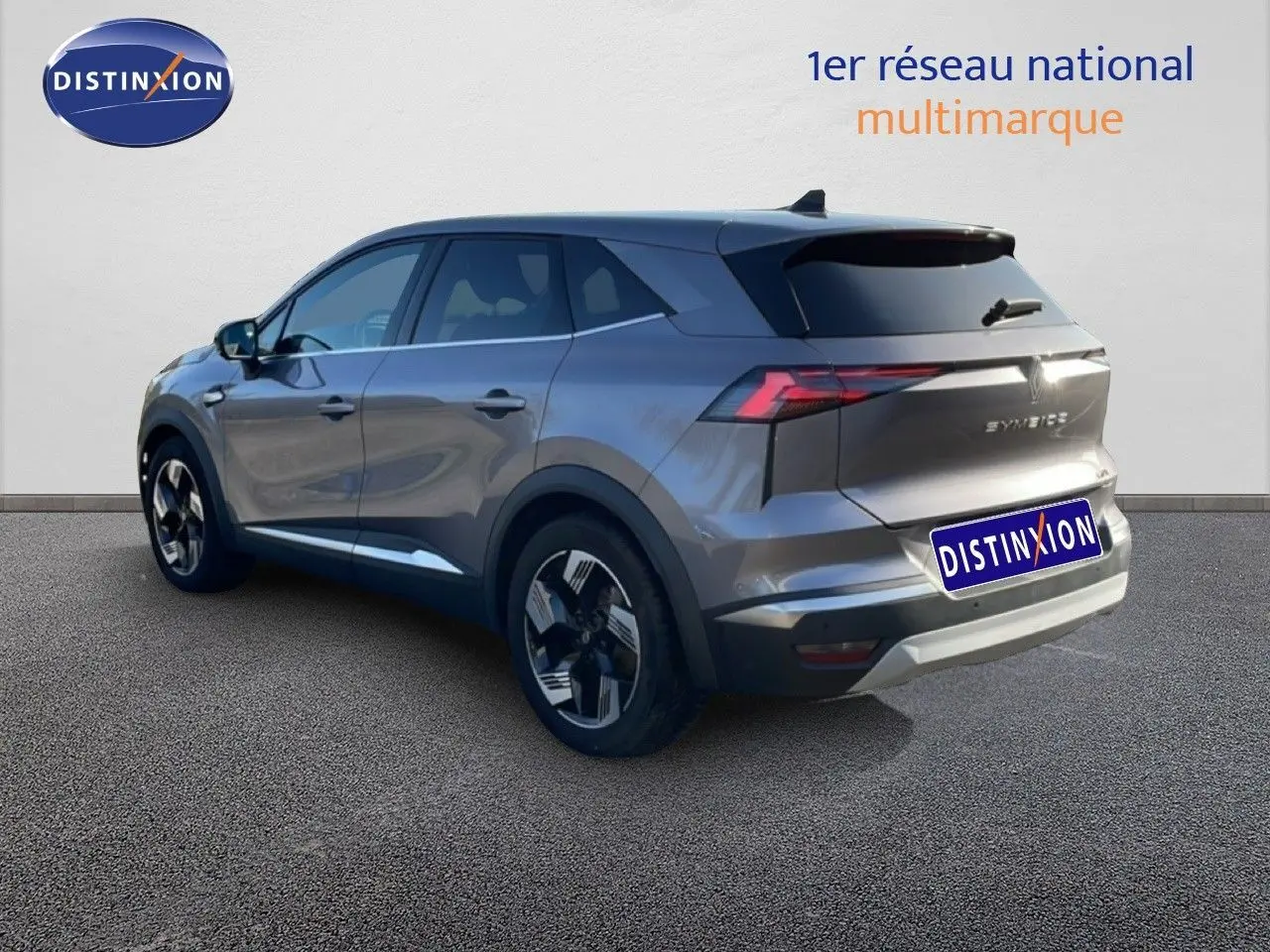 Renault Symbioz gris cassiopée métal en 3/4 arrière droit, SUV hybride avec feux arrière LED et jantes bi-ton.