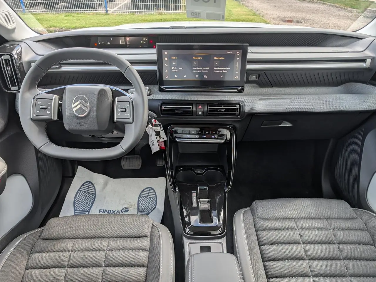 Vue intérieure avant du tableau de bord et volant multifonctions de la Citroën C3 Aircross 2026 avec écran tactile central.
