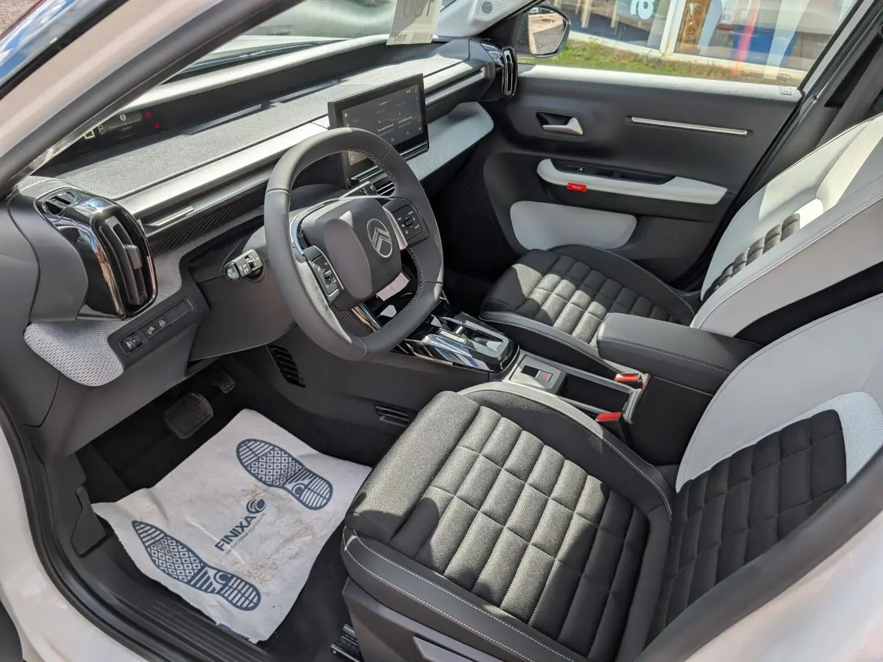 Intérieur avant droit du Citroën C3 Aircross blanc, sièges Advanced Comfort noirs et gris, tableau de bord moderne avec écran tactile.