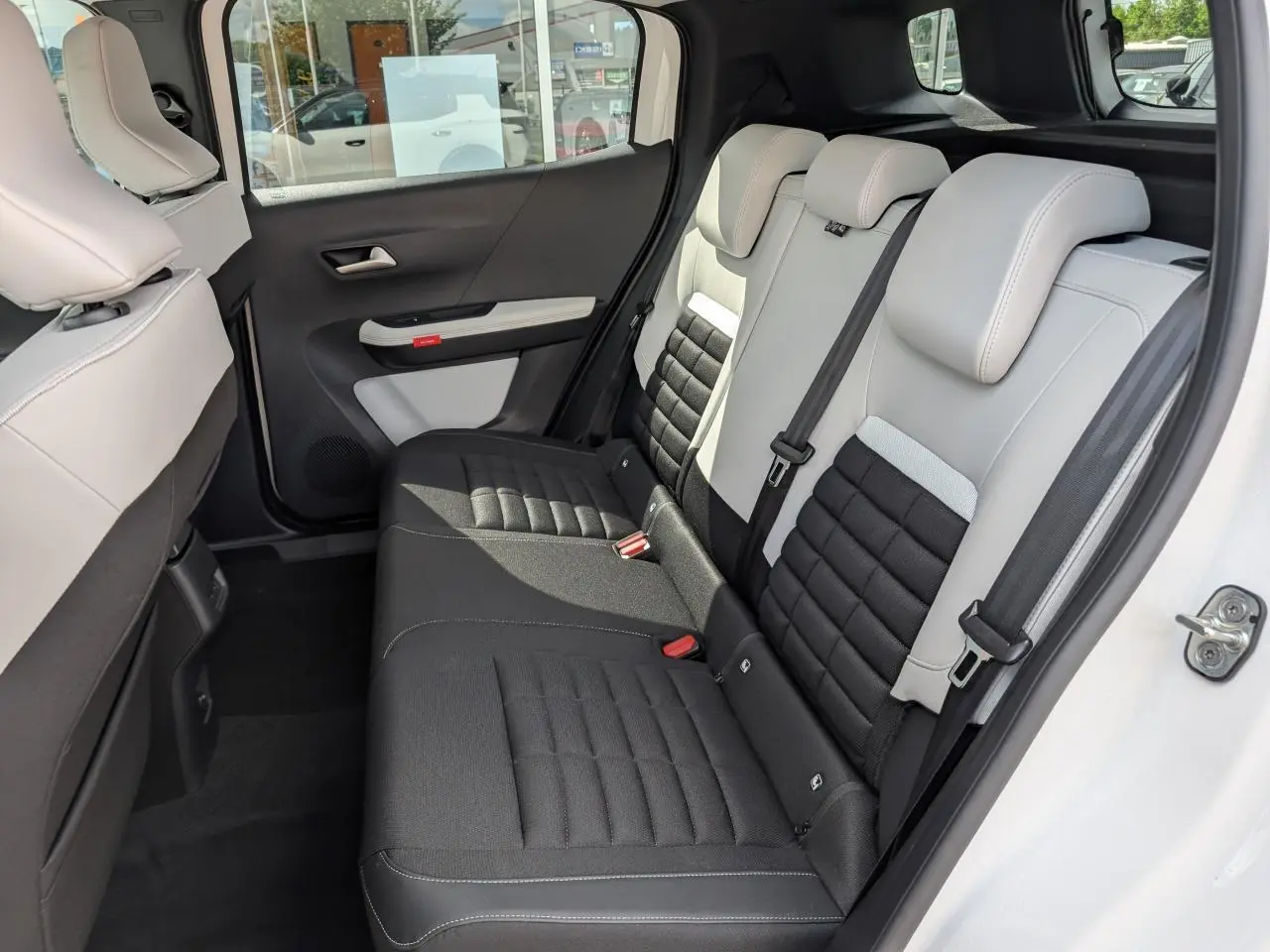 Vue intérieure côté droit des sièges arrière bi-ton noir et gris du Citroën C3 Aircross blanc 2026.