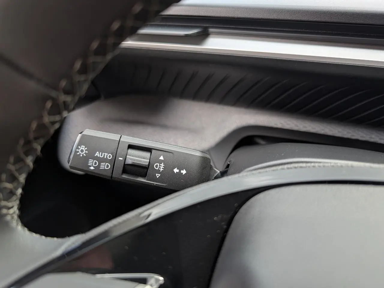 Gros plan sur la commande des feux et clignotants à gauche du volant du Citroën C3 Aircross 2026.