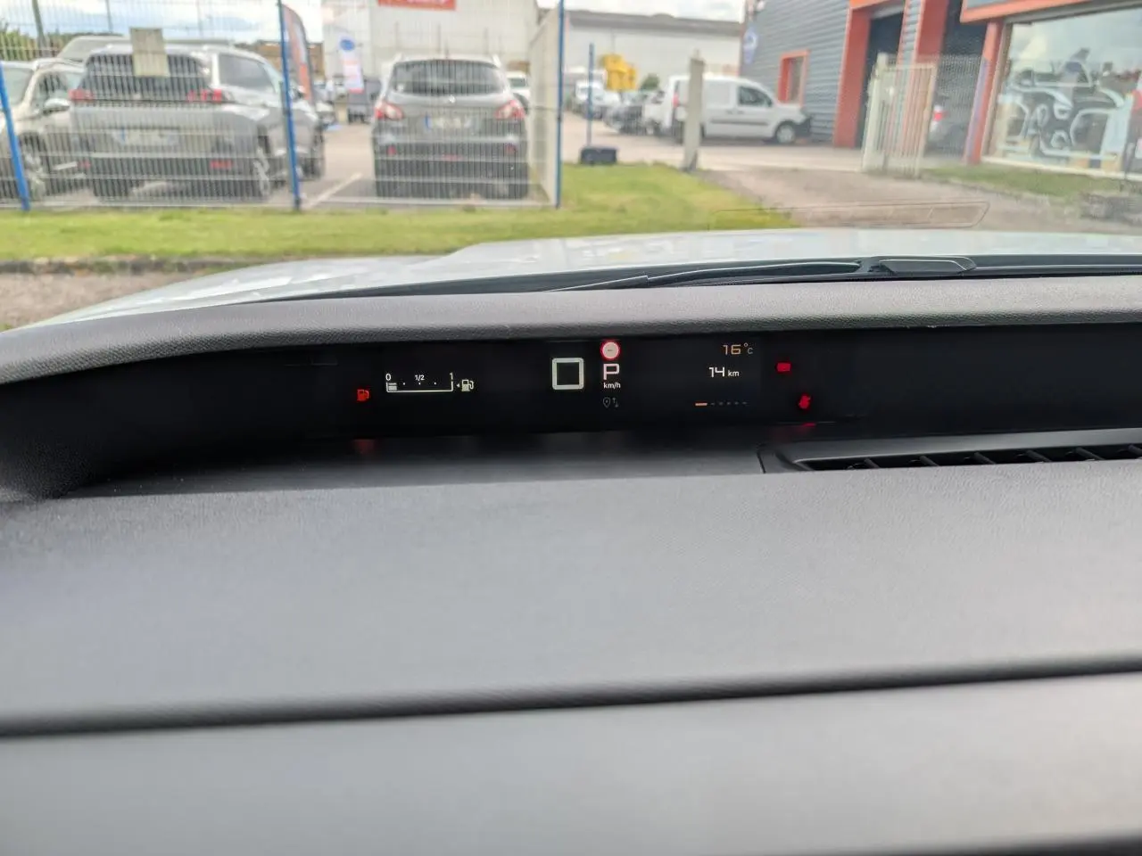 Affichage tête haute numérique du tableau de bord du Citroën C3 Aircross 1.2i Hybride blanc, vue intérieure frontale.