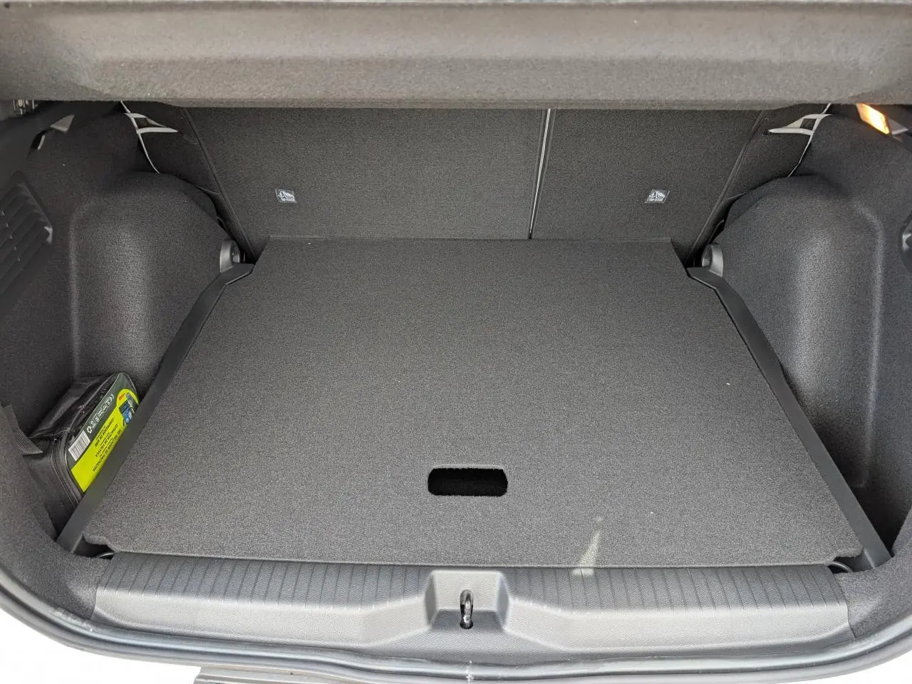 Coffre ouvert de Citroën C3 Aircross blanc, vue intérieure montrant le plancher de coffre plat et compartiment de rangement.