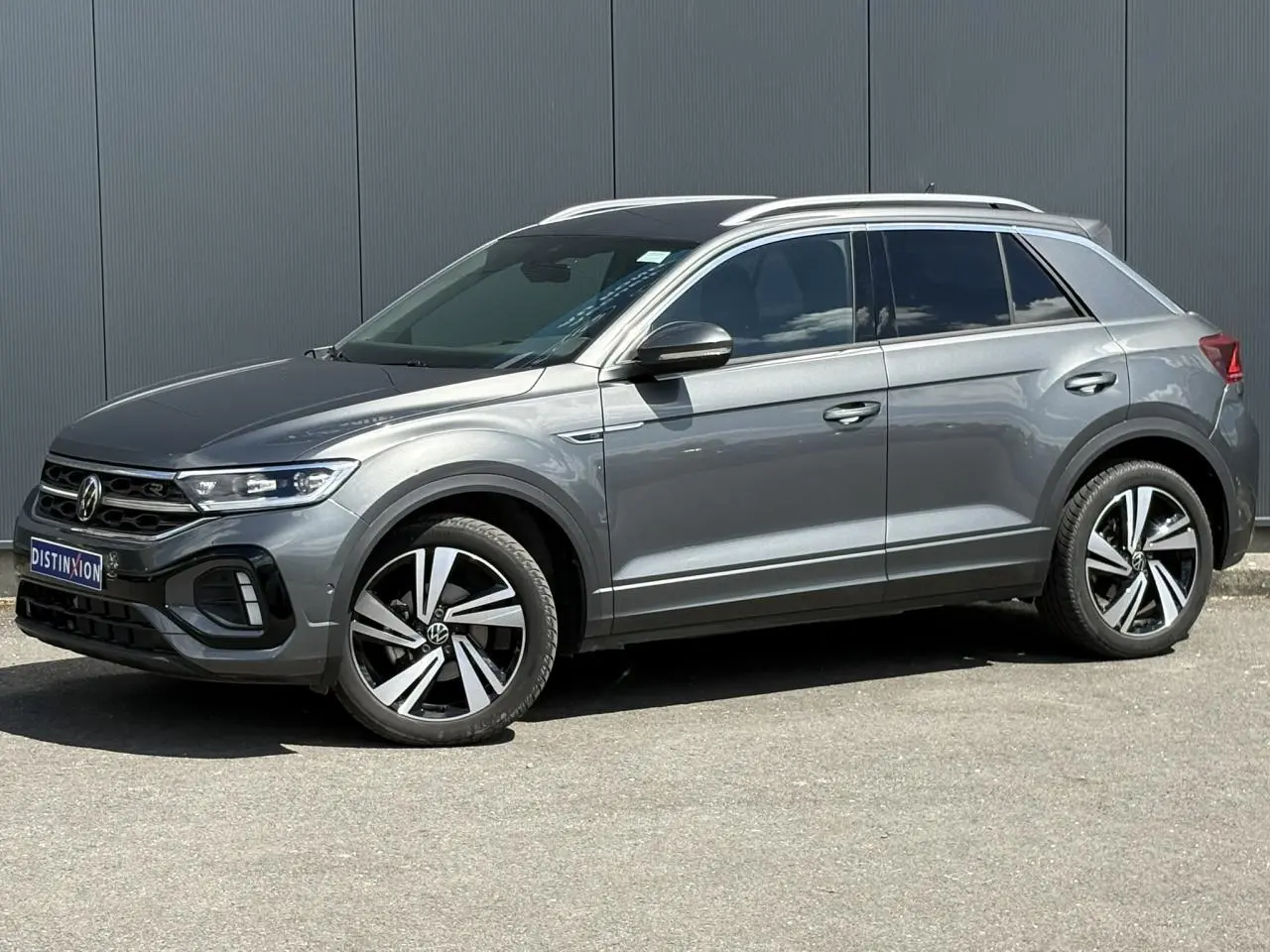 Volkswagen T-Roc 2025 gris Indium en profil droit, avec jantes alliage 18" Nevada et calandre R-Line.