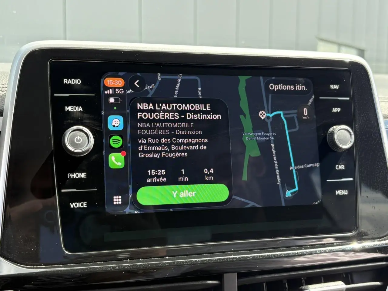 Écran tactile central du Volkswagen T-Roc 2025 affichant la navigation avec interface connectée.
