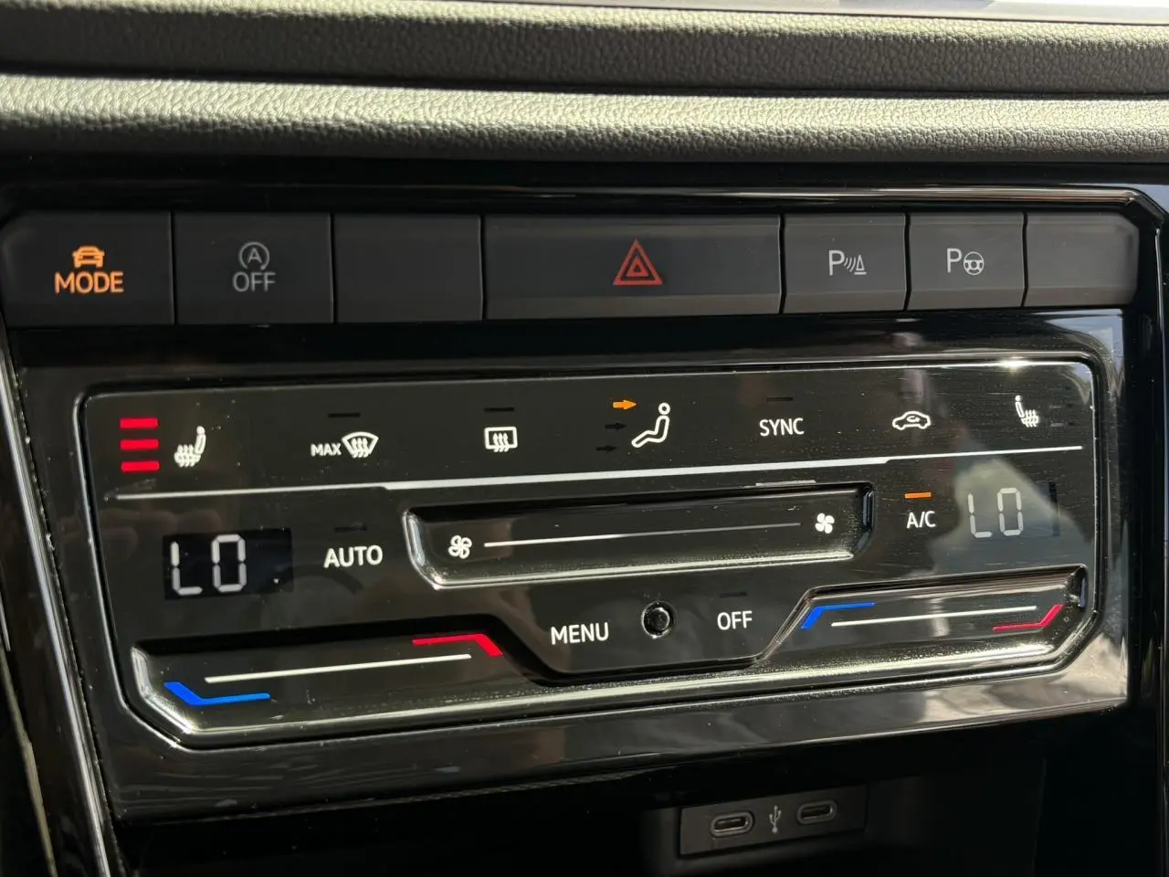 Panneau de commande de la climatisation automatique bi-zone du Volkswagen T-Roc 2025, avec réglages tactiles et affichage digital.