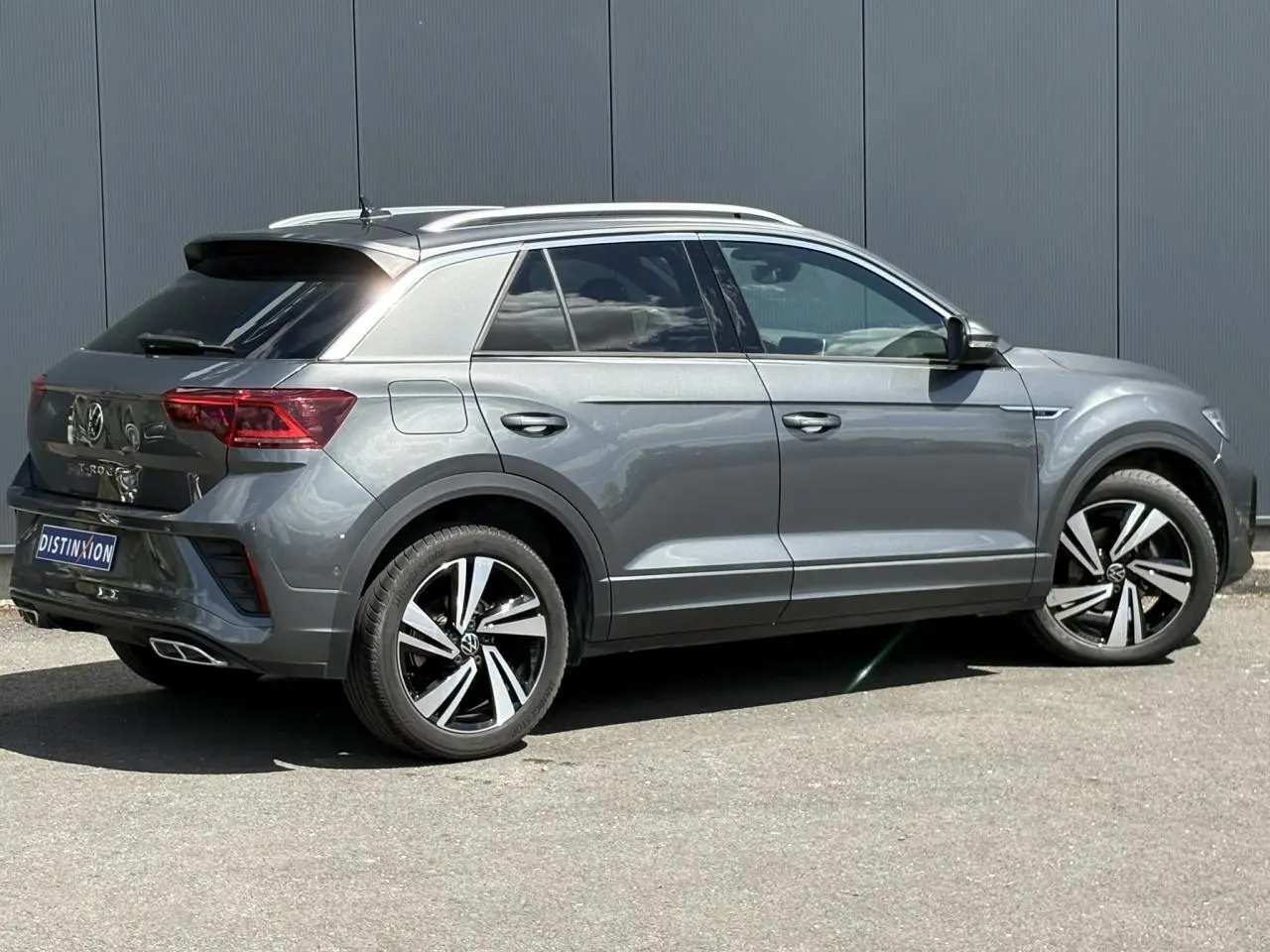 Volkswagen T-Roc 1.5 TSI R-Line gris Indium, vue profil côté droit avec jantes alliage 18 pouces Nevada.