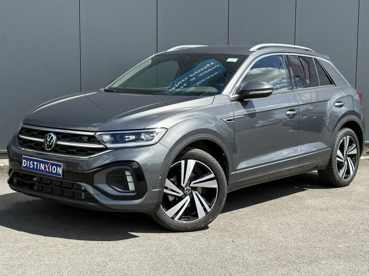 Volkswagen T-Roc gris Indium en 3/4 avant droit avec jantes alliage 18" Nevada et calandre R-Line.