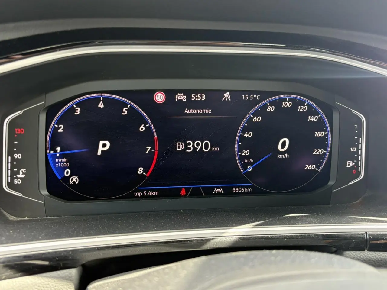 Vue rapprochée du combiné d'instruments digital du Volkswagen T-Roc 2025 affichant la vitesse, le régime et l'autonomie.